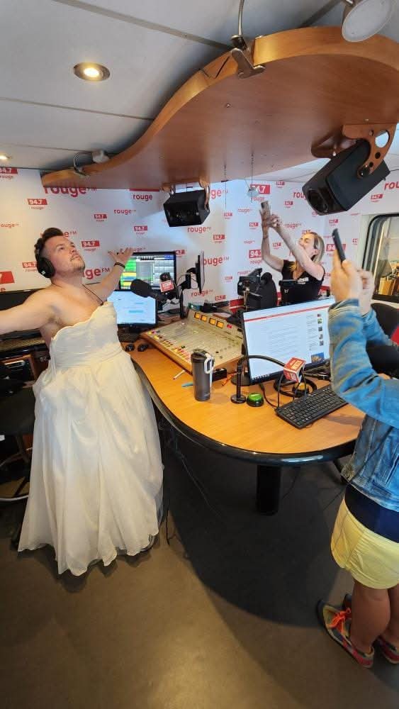 Défi en studio en robe de mariée