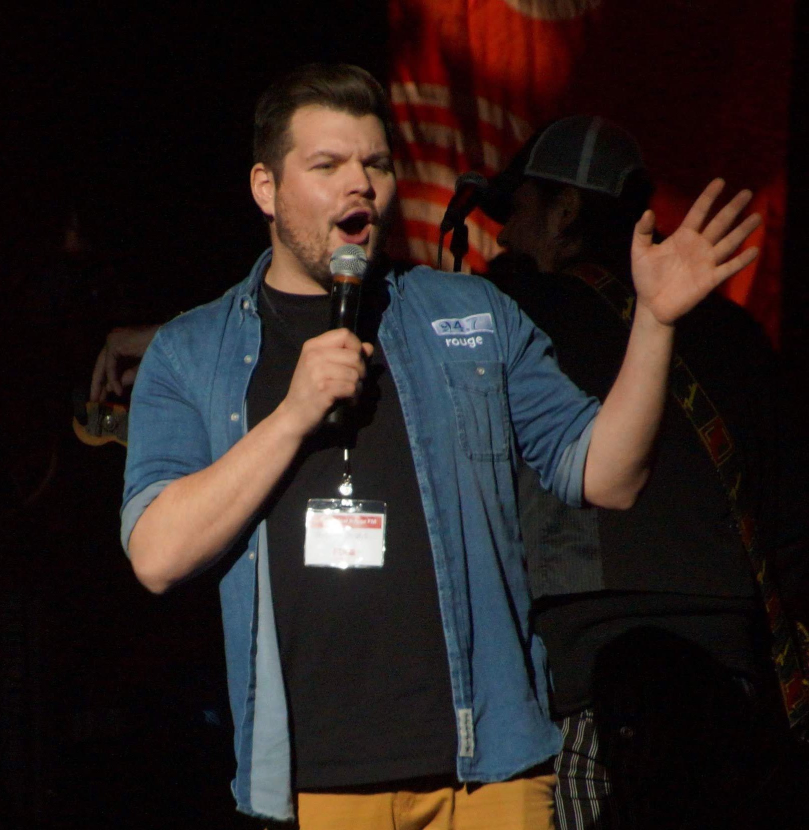 Animation sur scène chemise en jeans