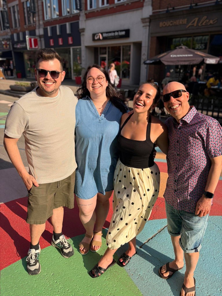 Guillaume Gingras en ville avec des amis