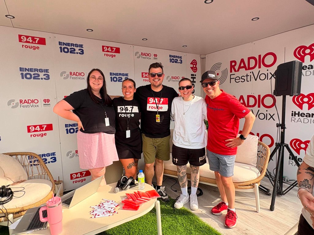 Équipe Rouge FM au kiosque FestiVoix
